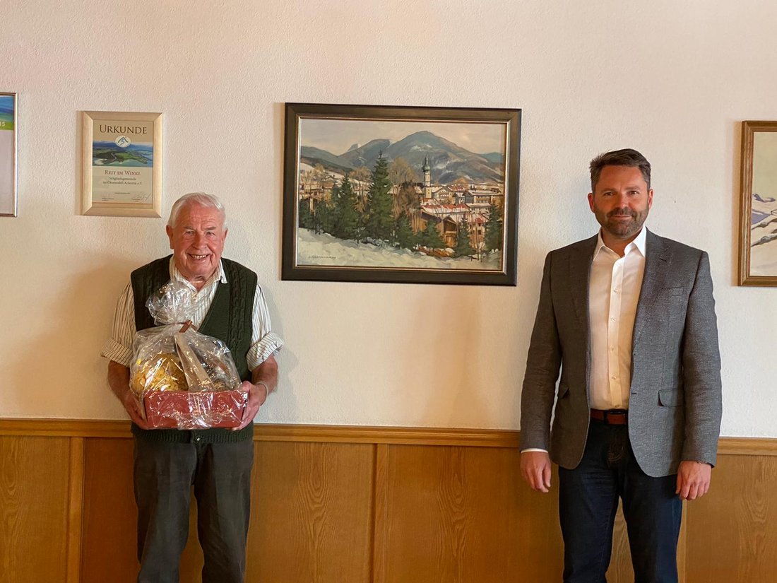 Übergabe des Geschenkkorbs von Bürgermeister Matthias Schlechter an Stefan Bichl