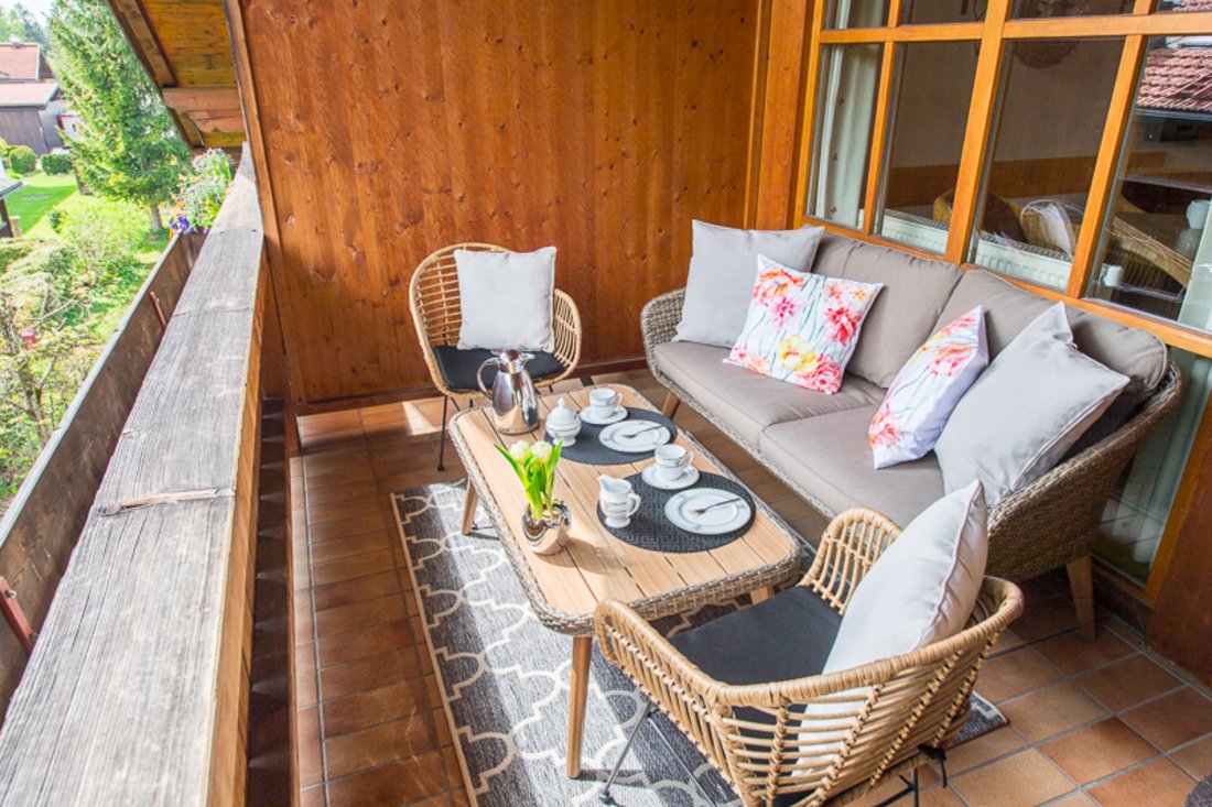 Großer, überdachter Südbalkon mit sehr bequemen Loungemöbeln: Ihr Wohnzimmer im Freien!