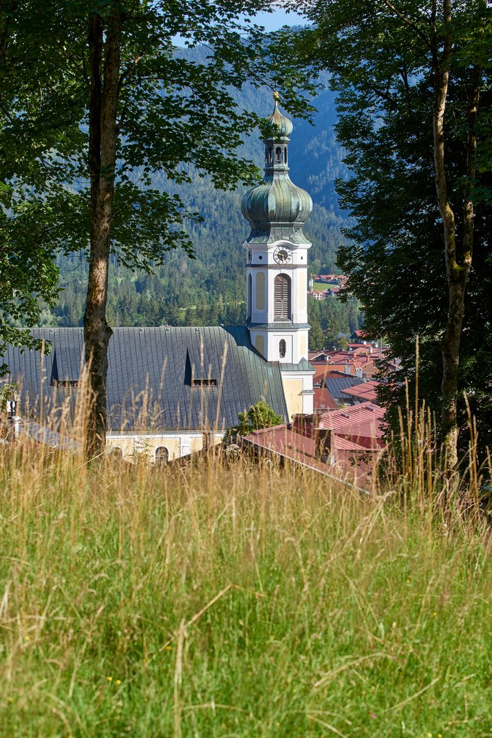 Blick auf die Pfarrkirche Reit im Winkl