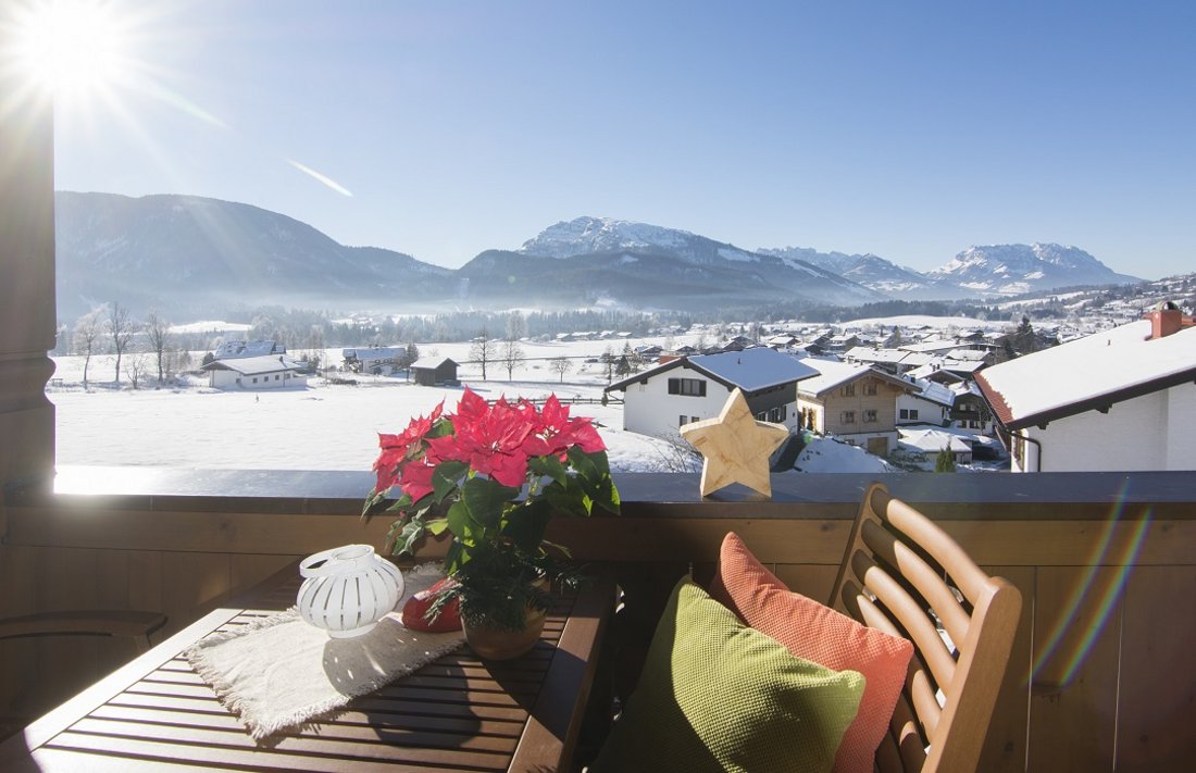 Den Urlaubstag am sonnigen Balkon mit der frischen Winterluft genießen