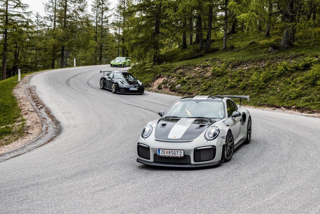 3 Porsche auf einer Bergstraße