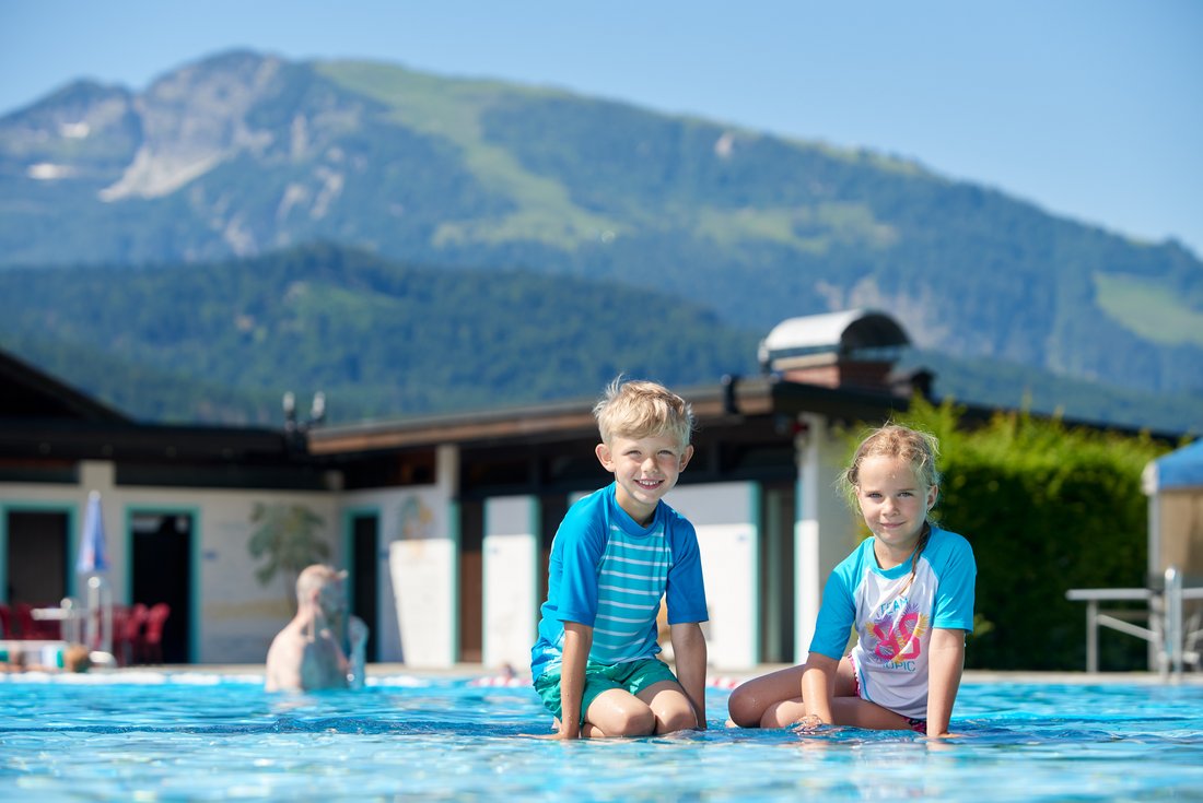 Children in the Reit im Winkl outdoor pool