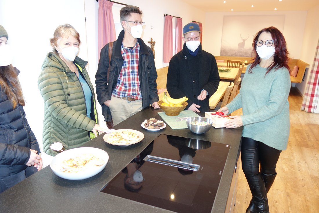 Einrichtungsleiterin Ulrike Duda (rechts) zeigte den Besuchern die Räume in dem Haus wie hier die hochmodern eingerichtete Küche.