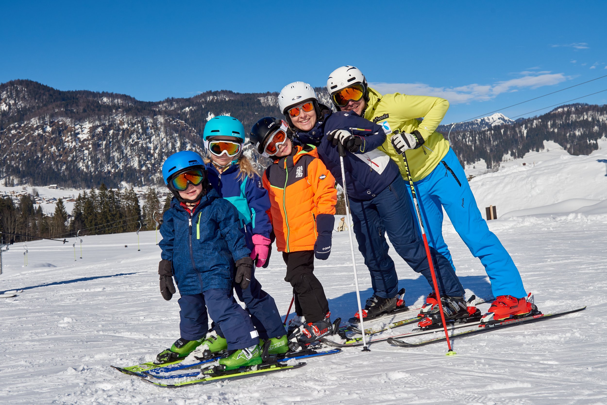 Familie beim Skifahren am Benzeck