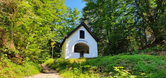 Eckkapelle im Sommer