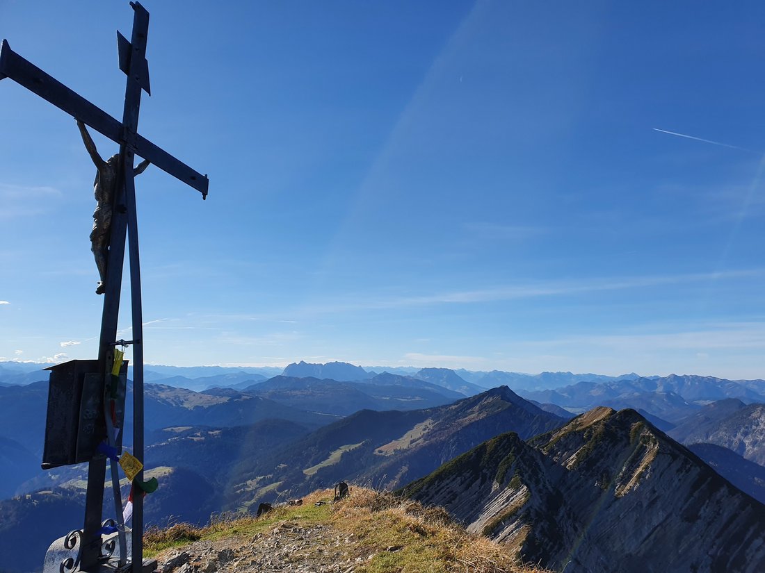 Sonntagshorn Gipfel mit Blick auf das Tiroler Kaiser Massiv