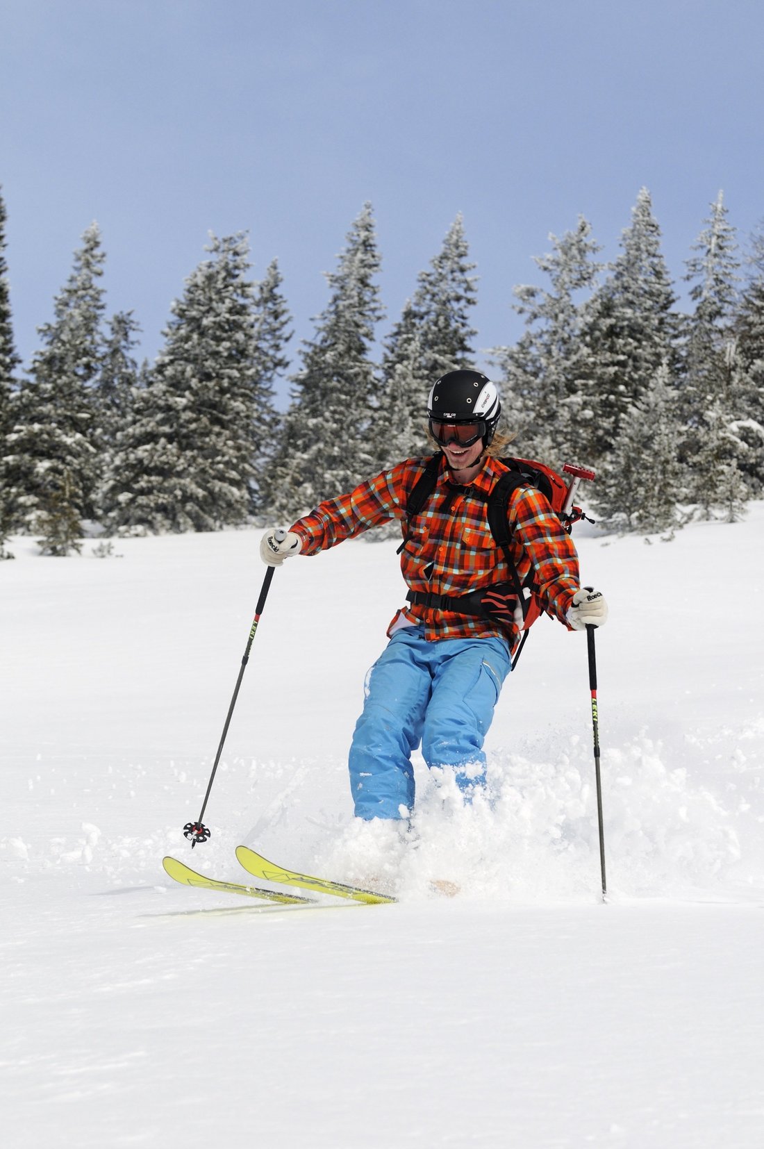 Skifahren im unberührten Schnee