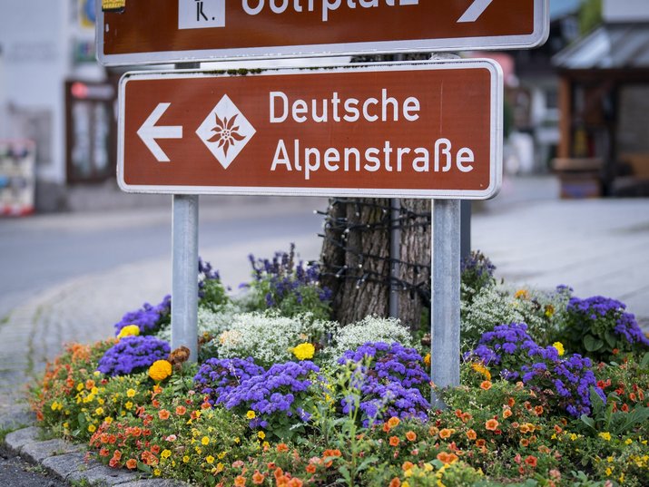 Wegweiser zur Deutschen Alpenstraße