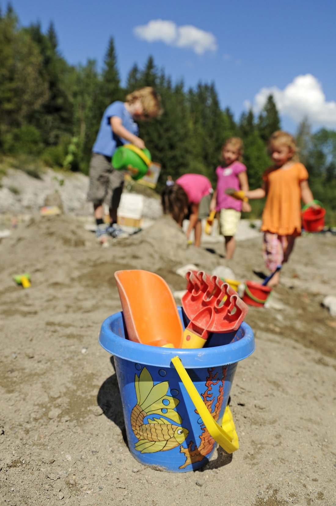 Kinder spielen am Strand der Lofer