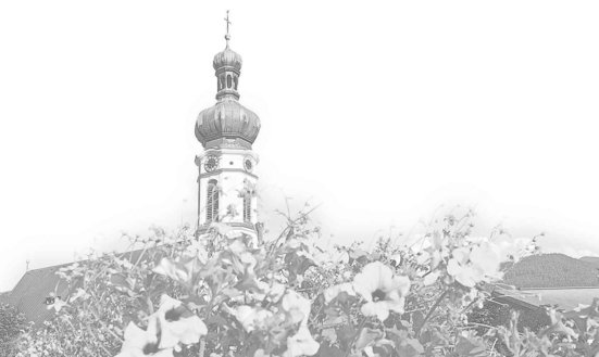 Schwarz-Weiß-Bild Kirche mit Blumen im Vordergrund