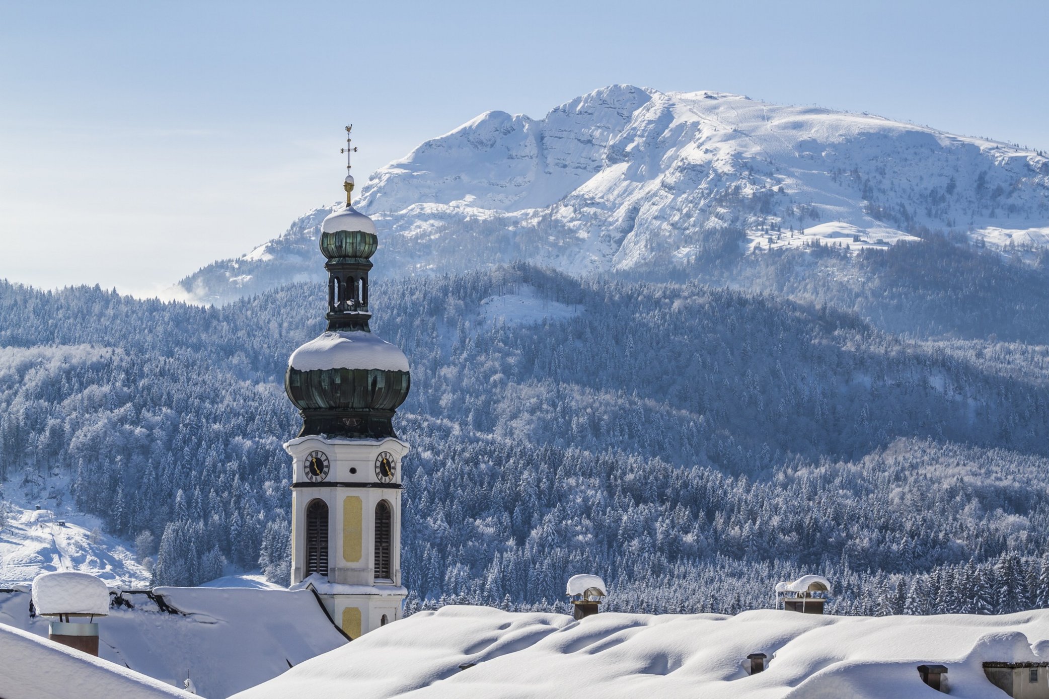 Kirchturm und Unterberghorn im Winter 