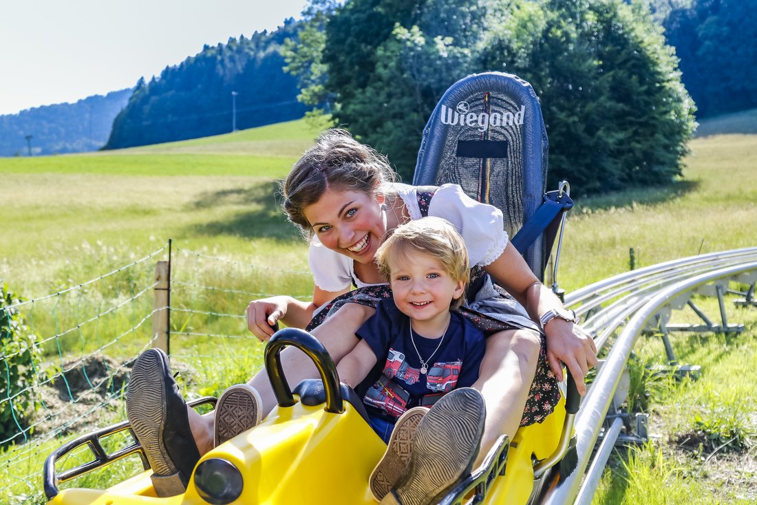 Chiemgau Coaster_Rodelspaß mit Kind