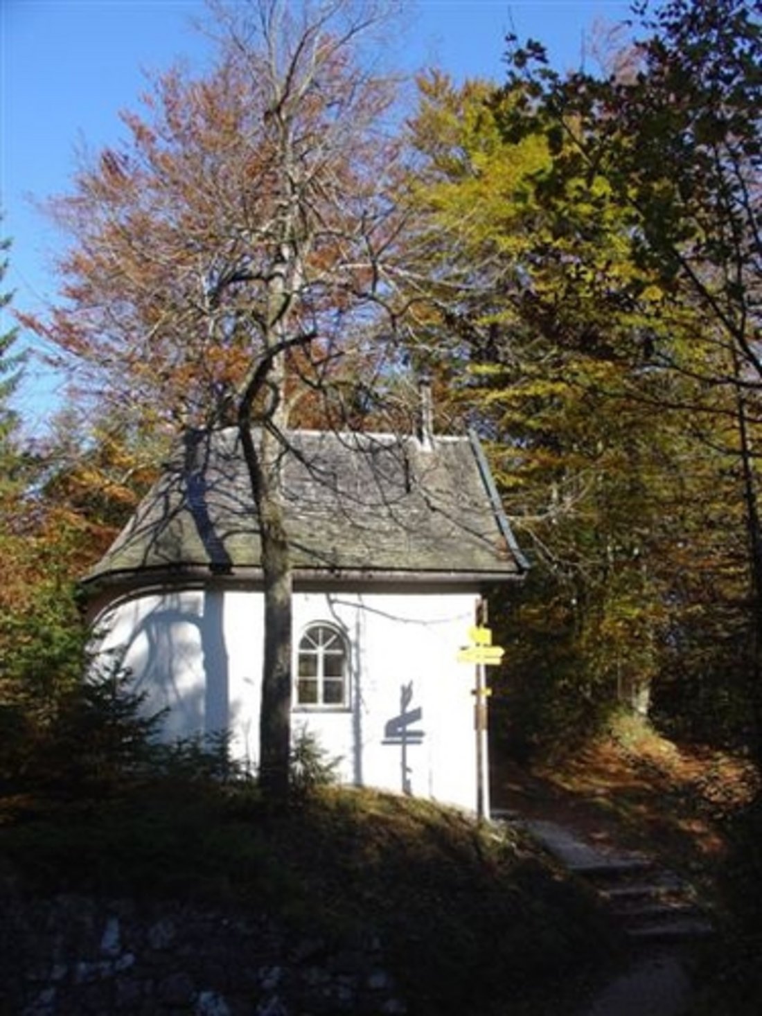 Eckkapelle in Herbstsonne