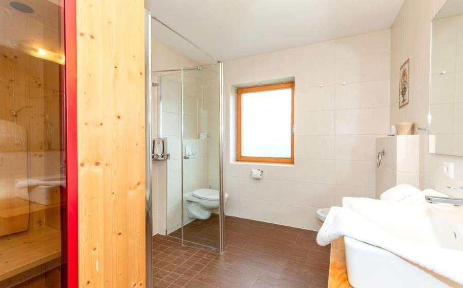 Wohnung 1 - Badezimmer mit Infrarotkabine