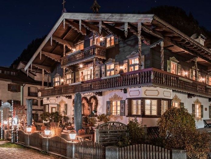 Lenzenhof Außenansicht bei Nacht