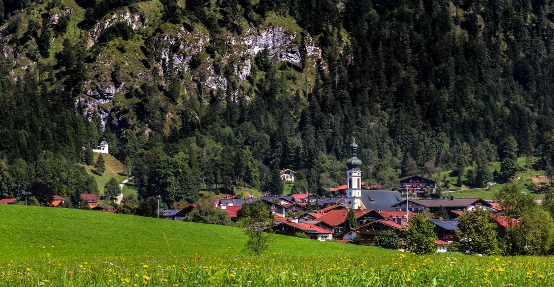Reit im Winkl vor Bergkulisse