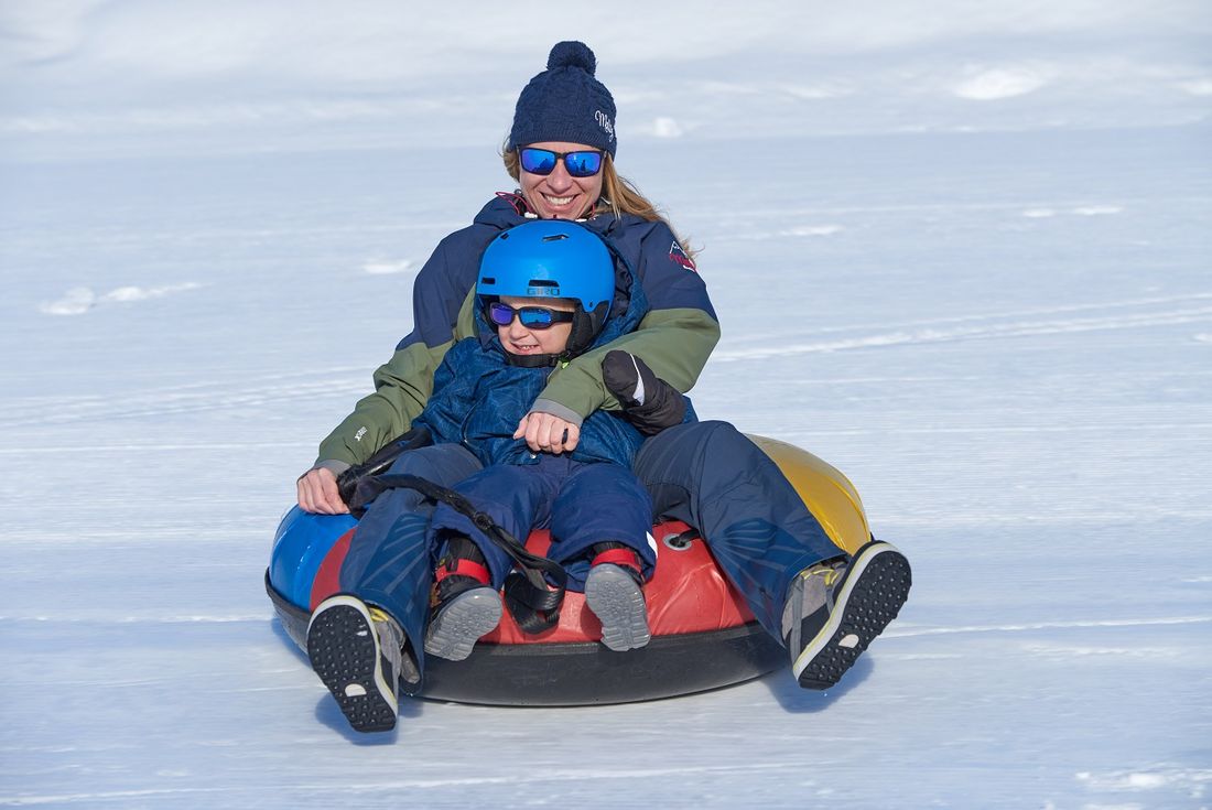 Familie Snowtubing  Markus Schmuck