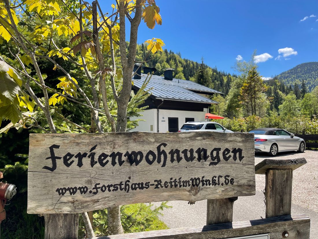Private Einfahrt zu den Wohnungen