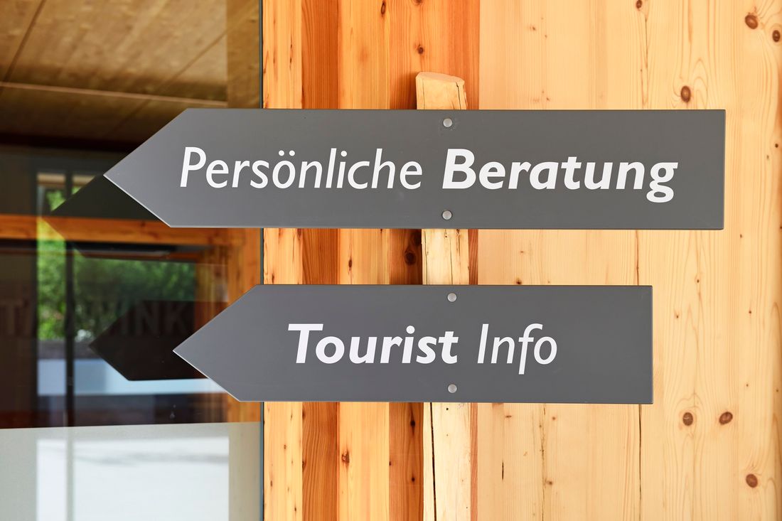 Schilder in der Tourist Information © Norbert Eisele Hein