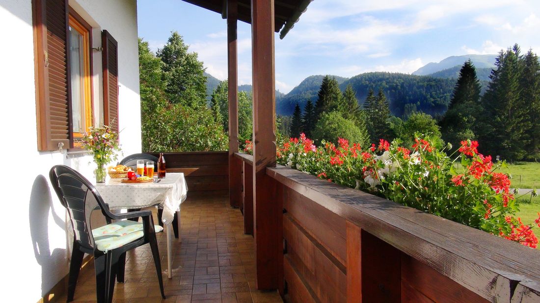 auf dem Balkon