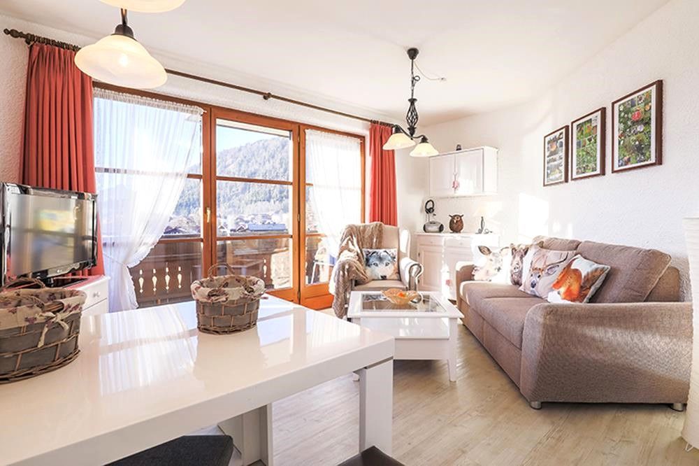 Heller Wohnbereich mit Balkon