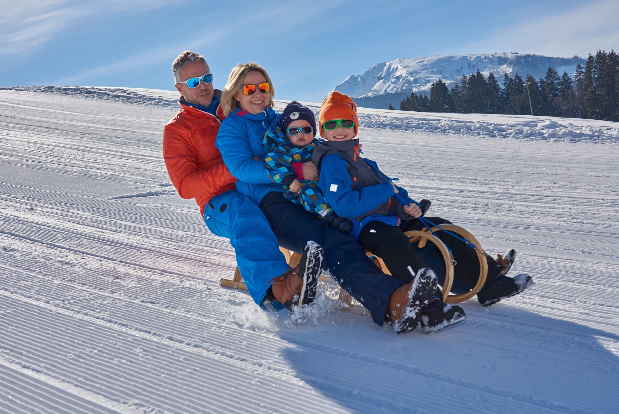 Familie beim Rodeln