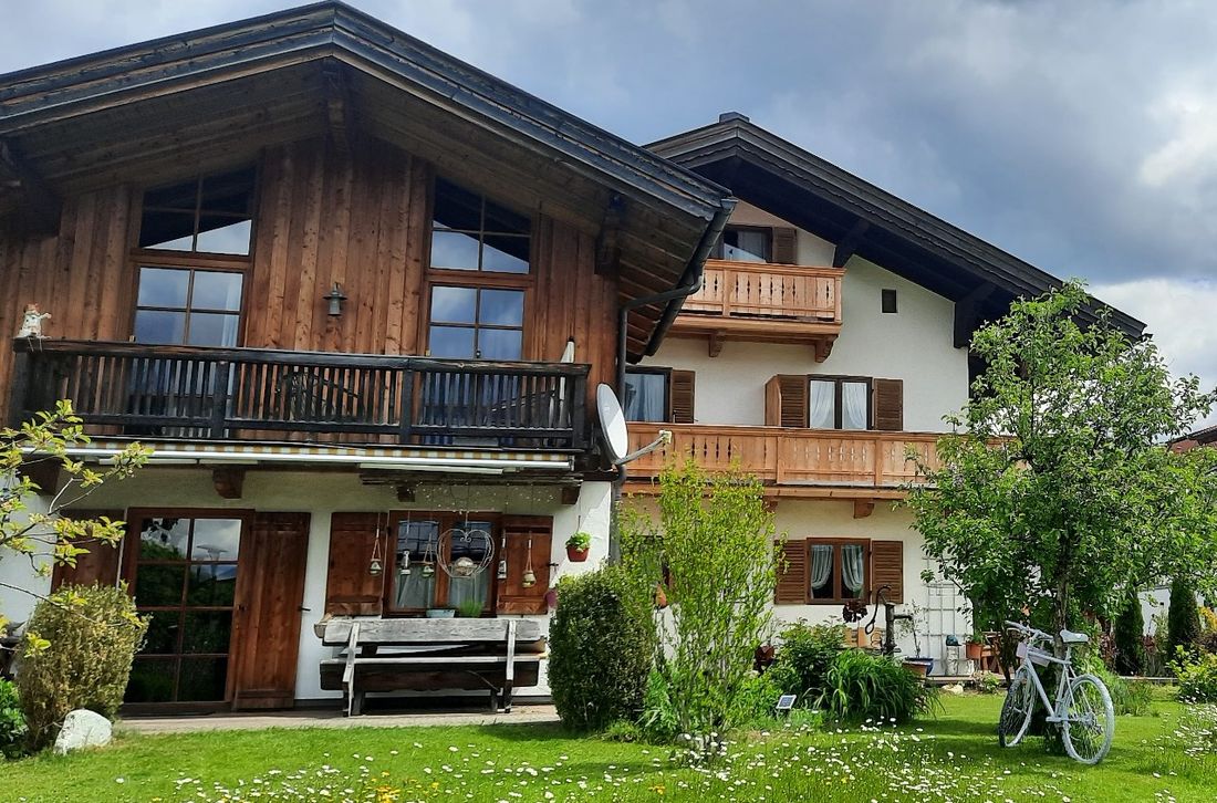 Hausansicht mit Garten ( neu)