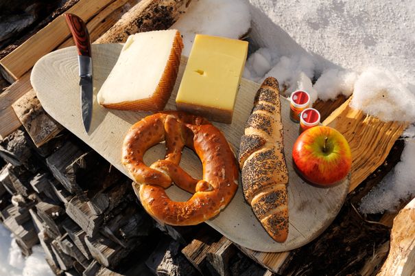 Brotzeit im Schnee