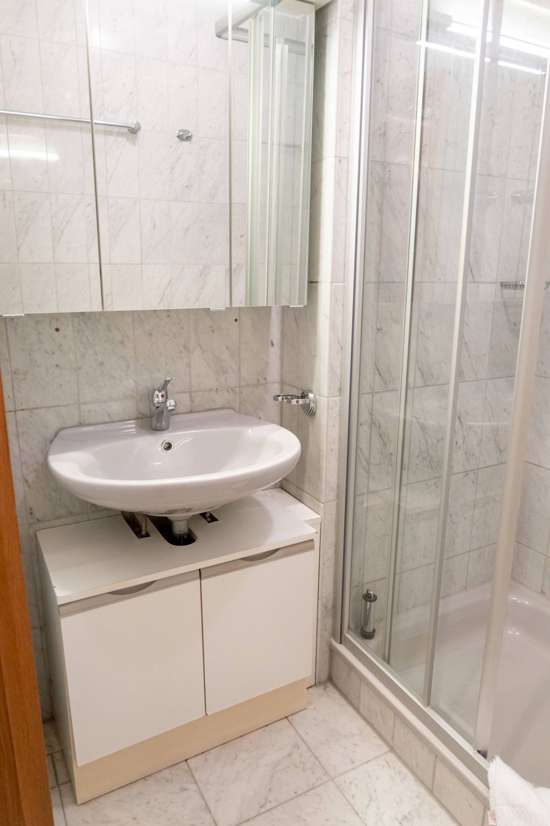 Badezimmer mit echtem italienischen Marmor