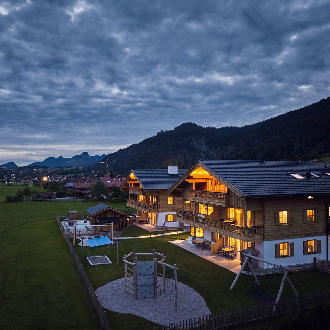 activechalets aussen Dämmerung Blick auf Dorf und Berge