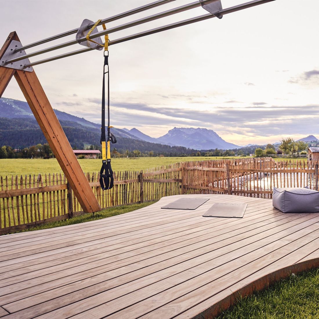 activechalets alpfit yoga deck Blick Zahmer Kaiser