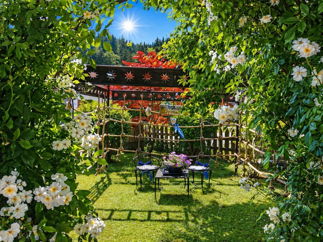 Gartenidylle im "Gästehaus Schönfeld"...