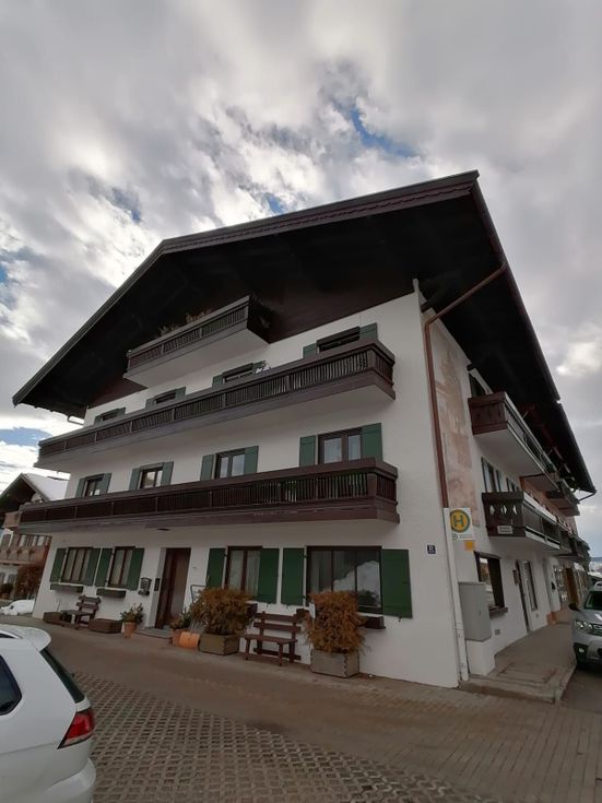 Hausansicht und Blick auf Ferienwohnung im 1. OG recht mit beiden Balkonen