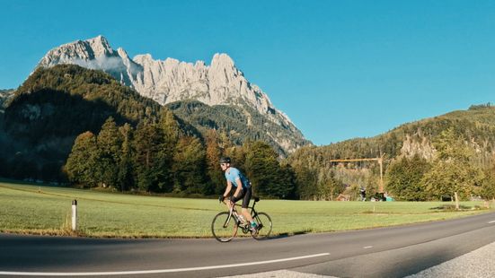 Pillerseerunde mit Blick auf den Kaiser