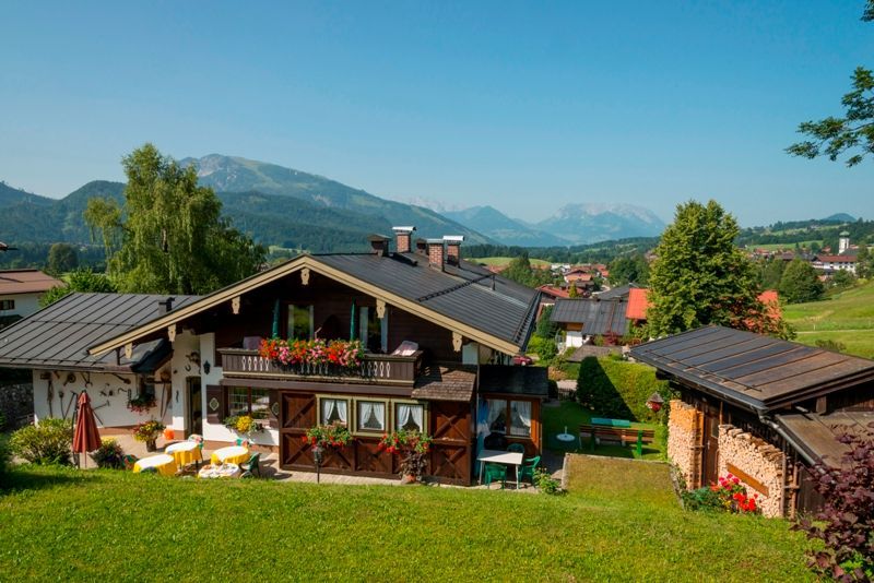 Haus mit Blick aufs Dorf.jpg