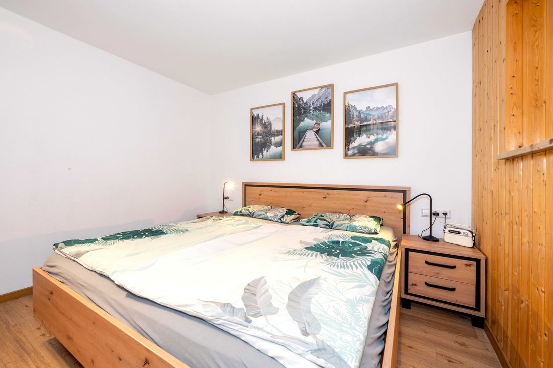 Schlafzimmer mit Doppelbett