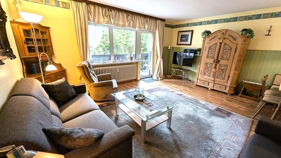 Großes, helles Wohnzimmer mit privatem Balkon