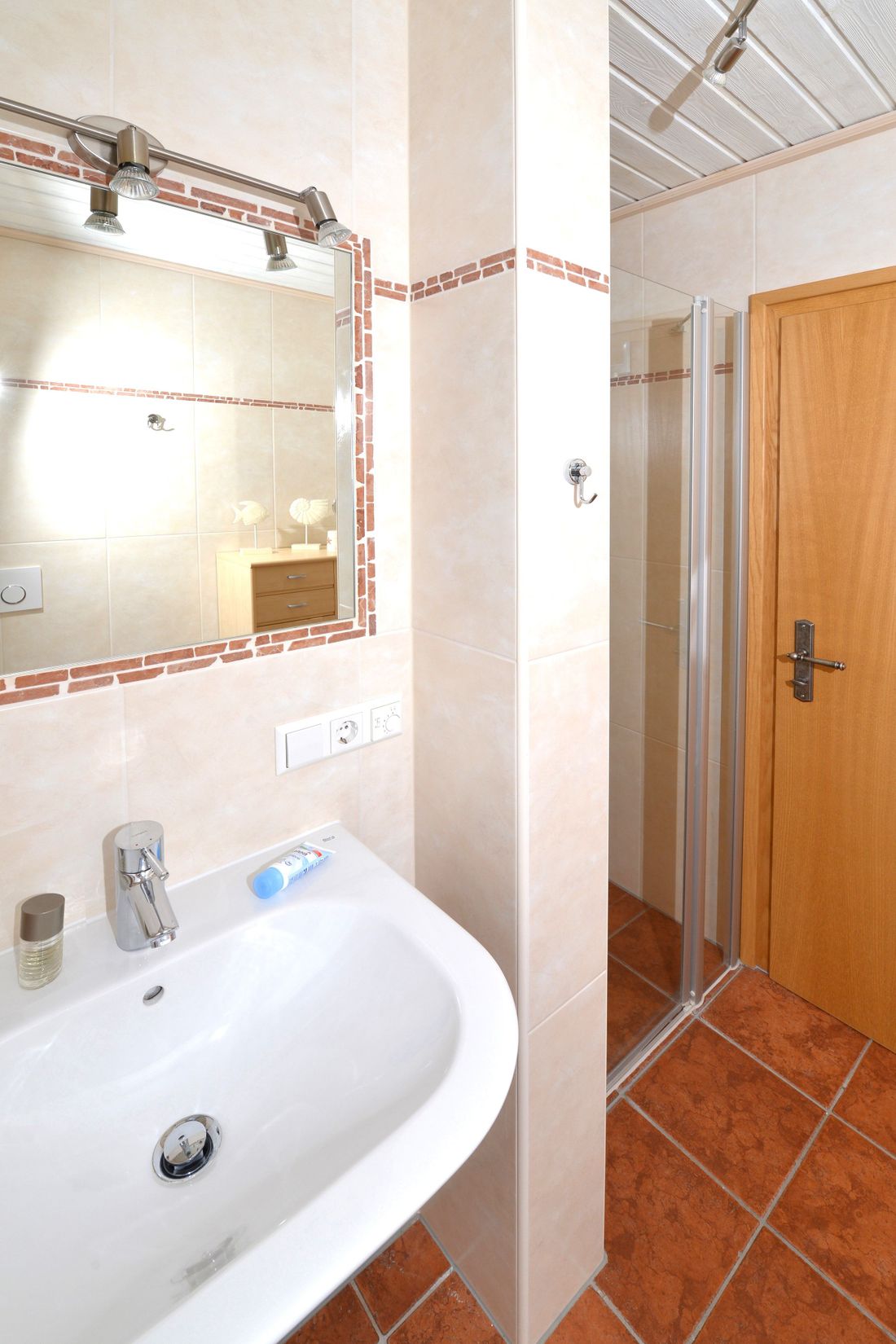 Bad mit Dusche und WC