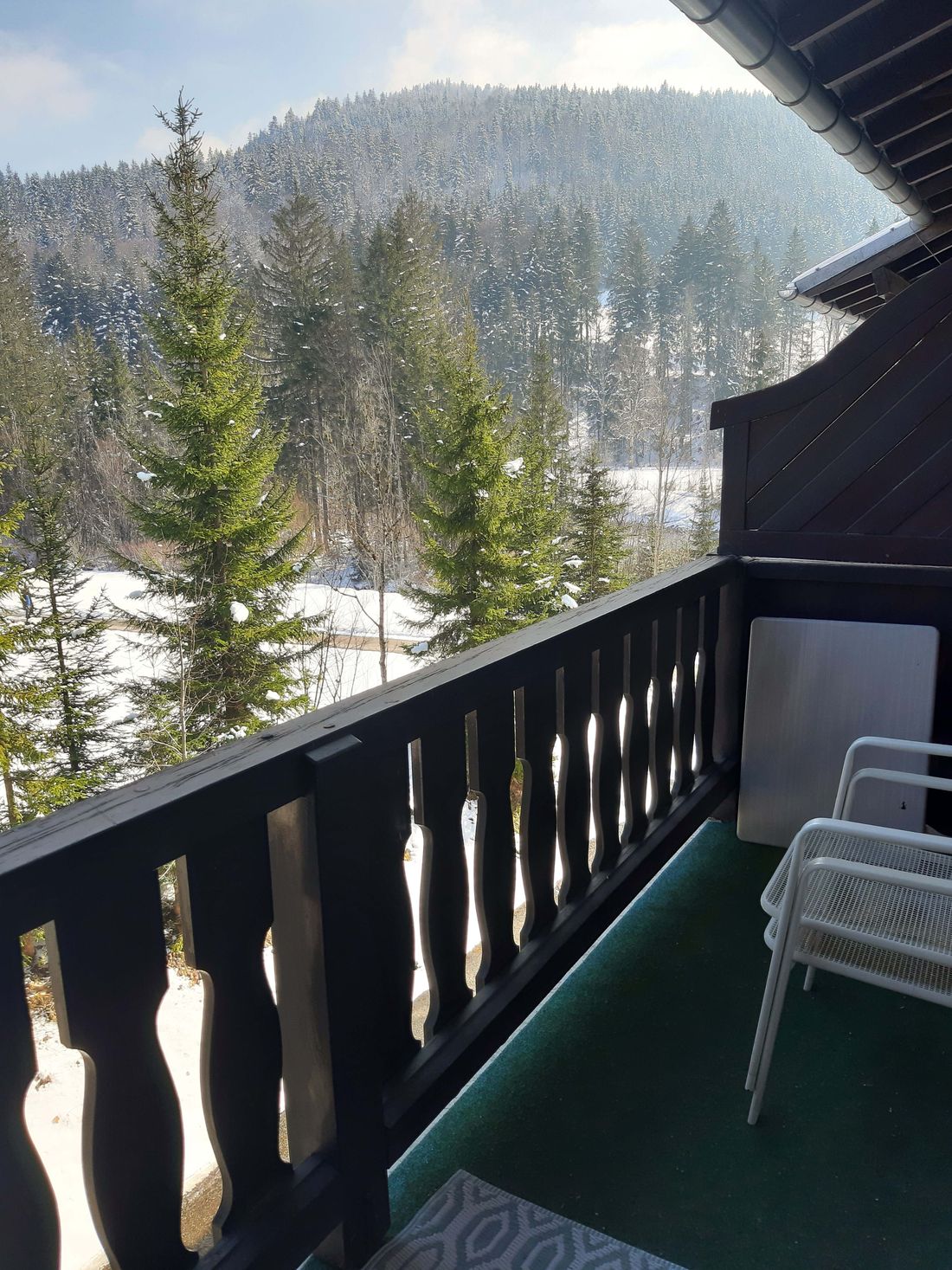 Möblierter Balkon mit Bergblick
