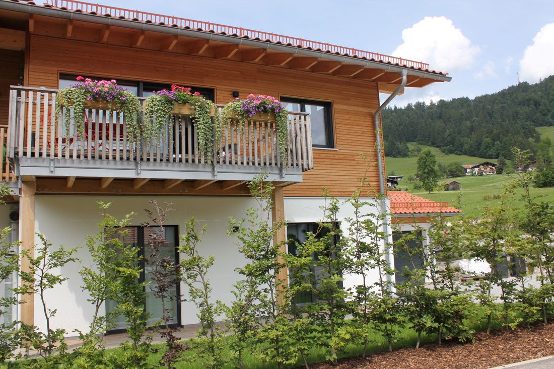 Villa mit Walmberg im Hintergrund