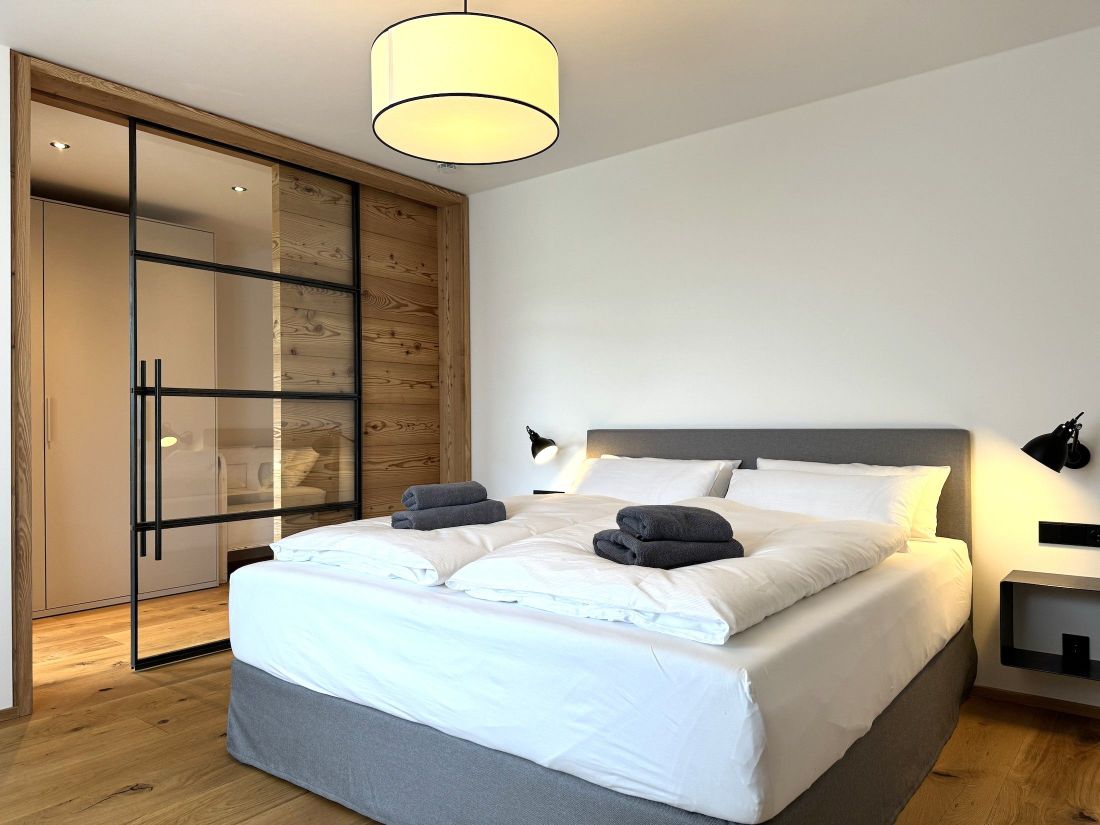Schlafzimmer 3 von 4; Master-Schlafzimmer im Obergeschoss; 200 cm x 200 cm