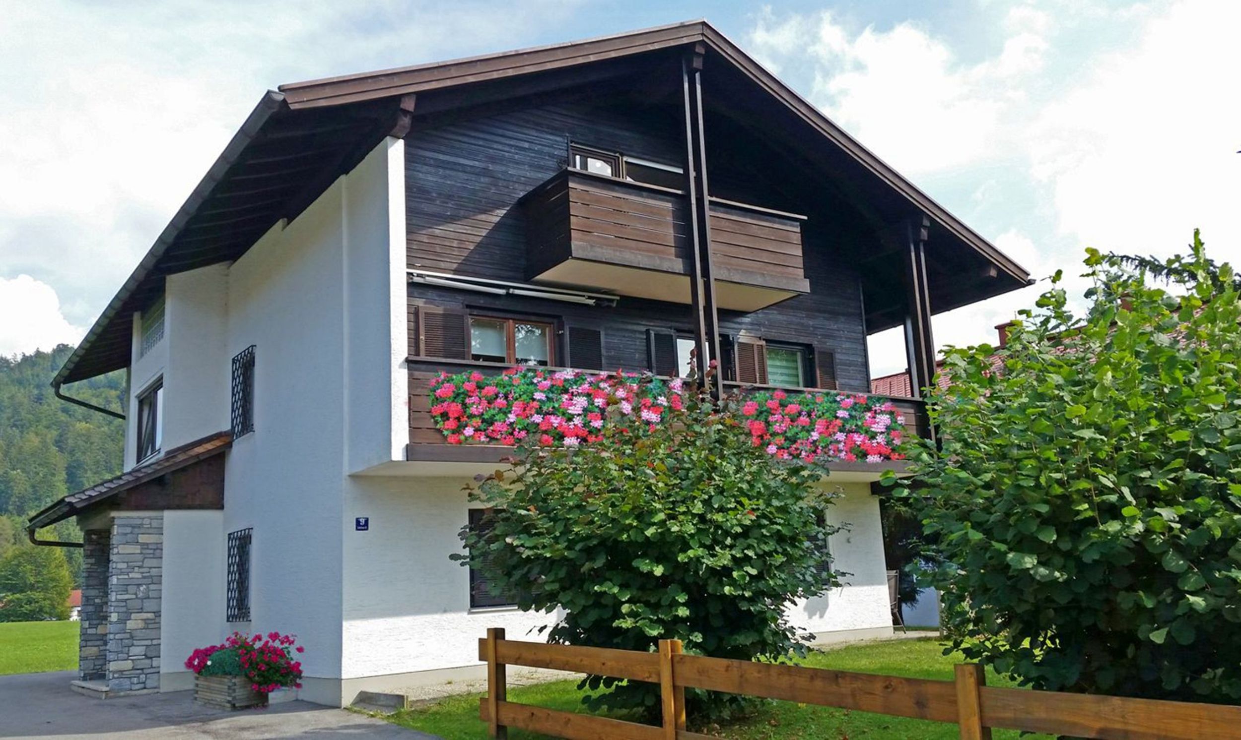 Haus im Wiesengrund im Sommer