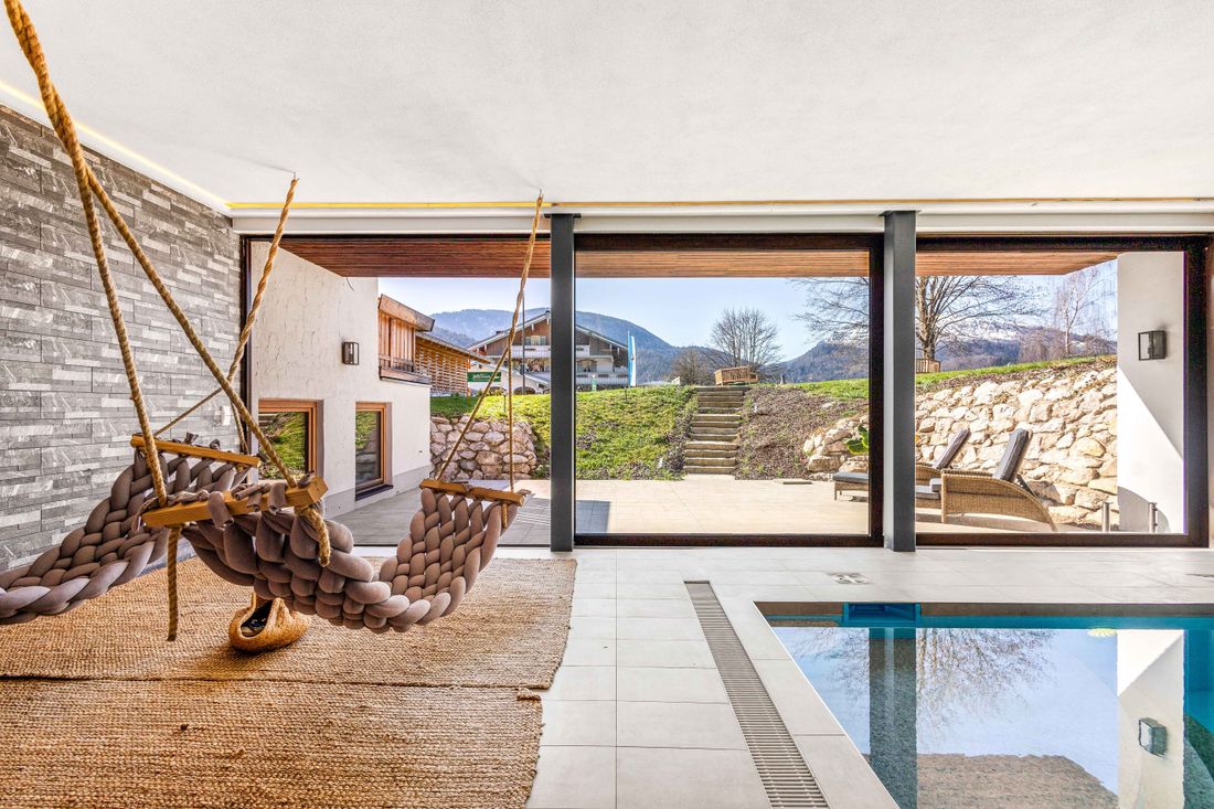Blick vom Wellnessbereich nach draußen Soho Mountain Chalet & Spa