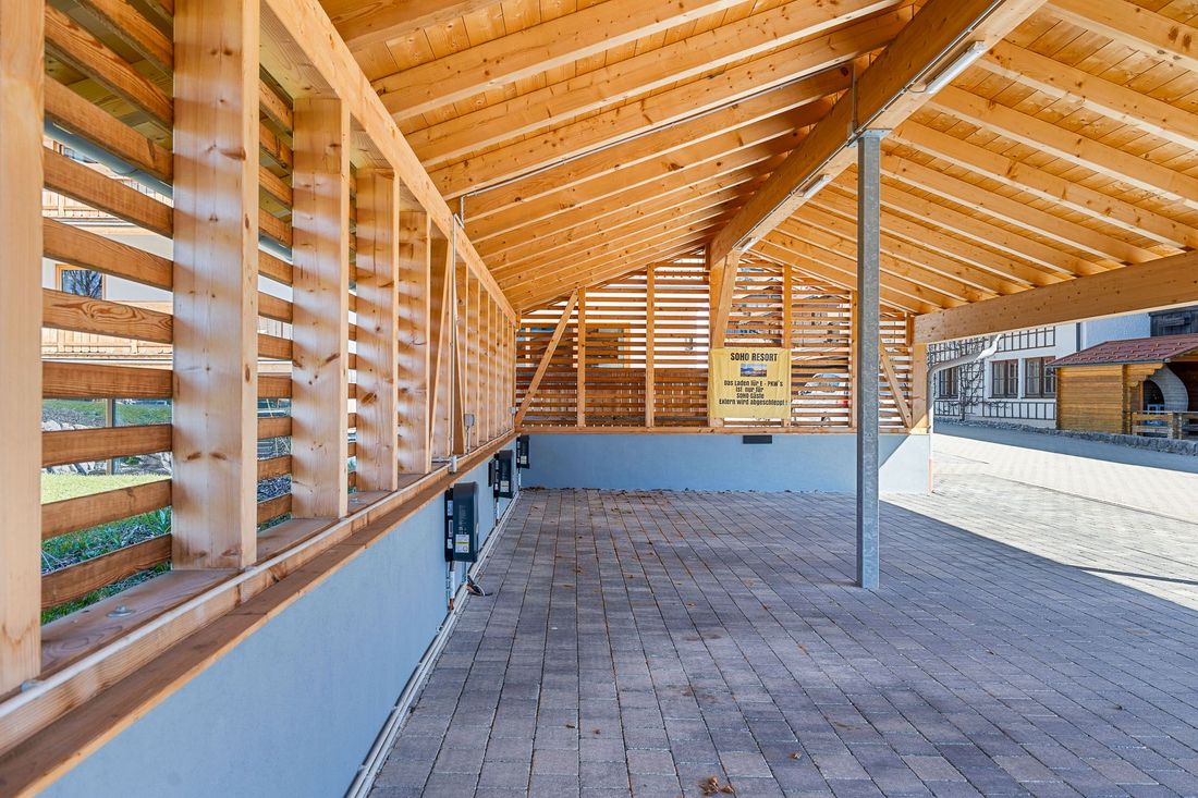 Carport mit Lademöglichkeit für E-Autos Soho Mountain Chalet & Spa