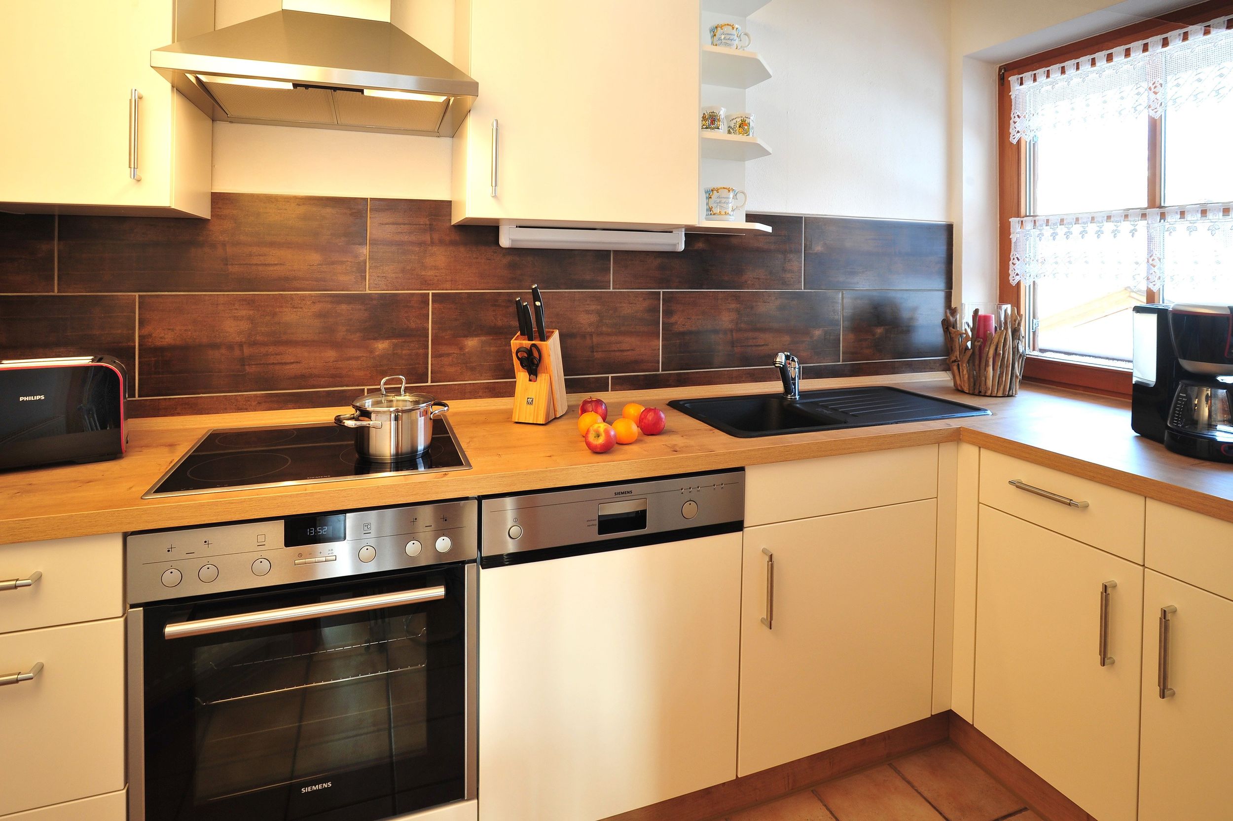 Moderne, vollausgestattete Küche