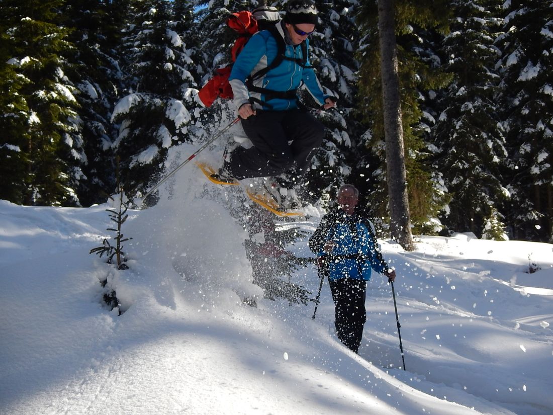 Ein Freudensprung mit Schneeschuhen