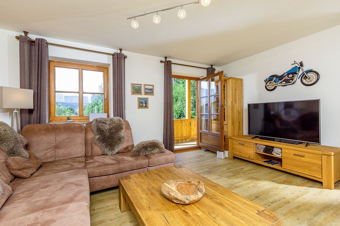 Wohnzimmer mit Balkon