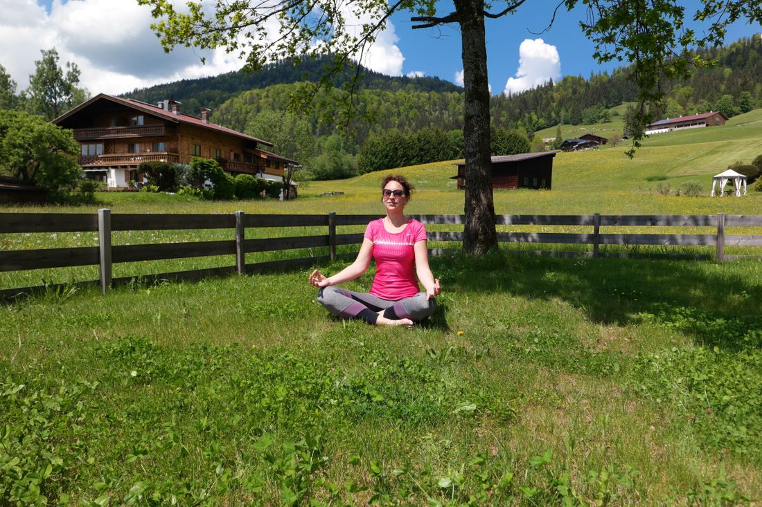 Frau beim Yoga draussen