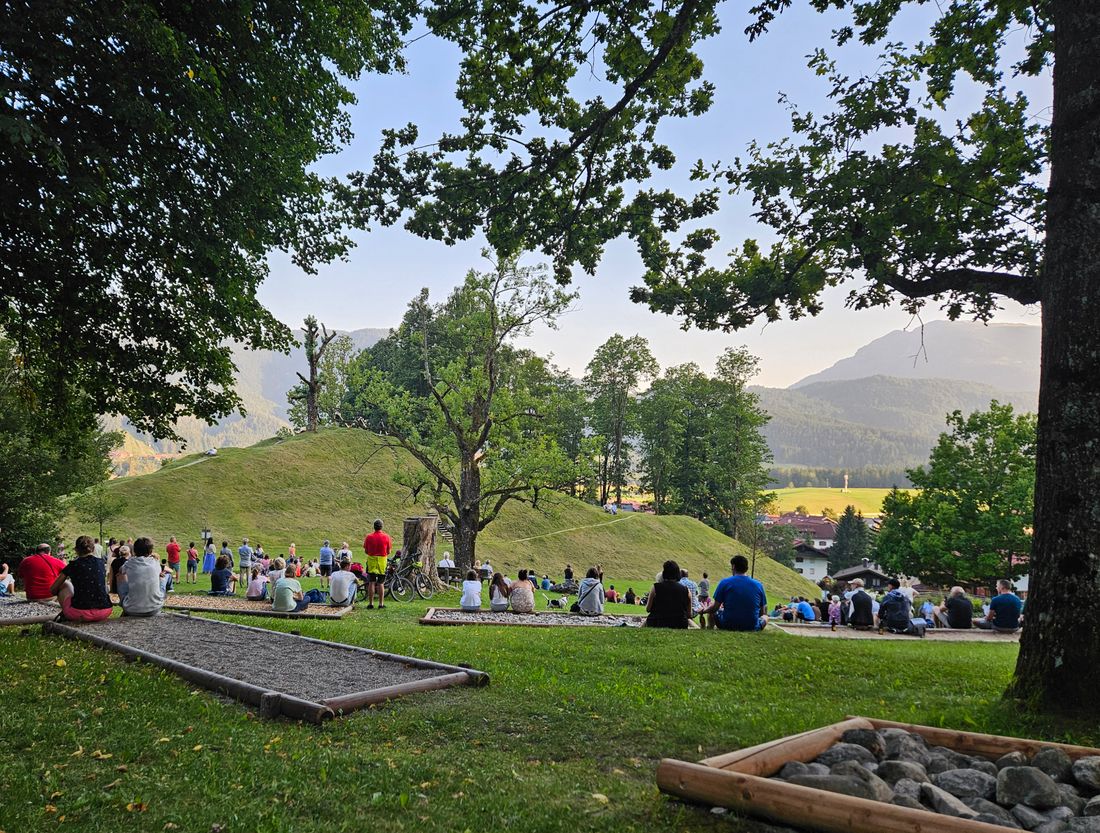 Gäste beim Spiel der Alphornbläser