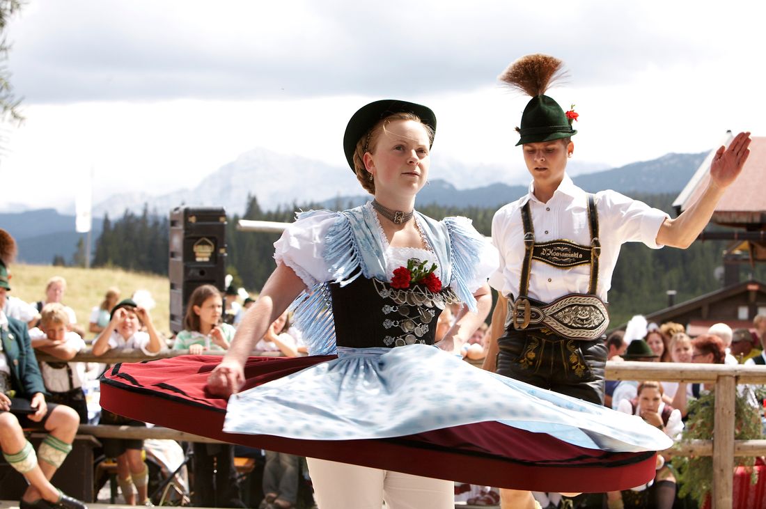 Trachtler beim Dirndl drahn